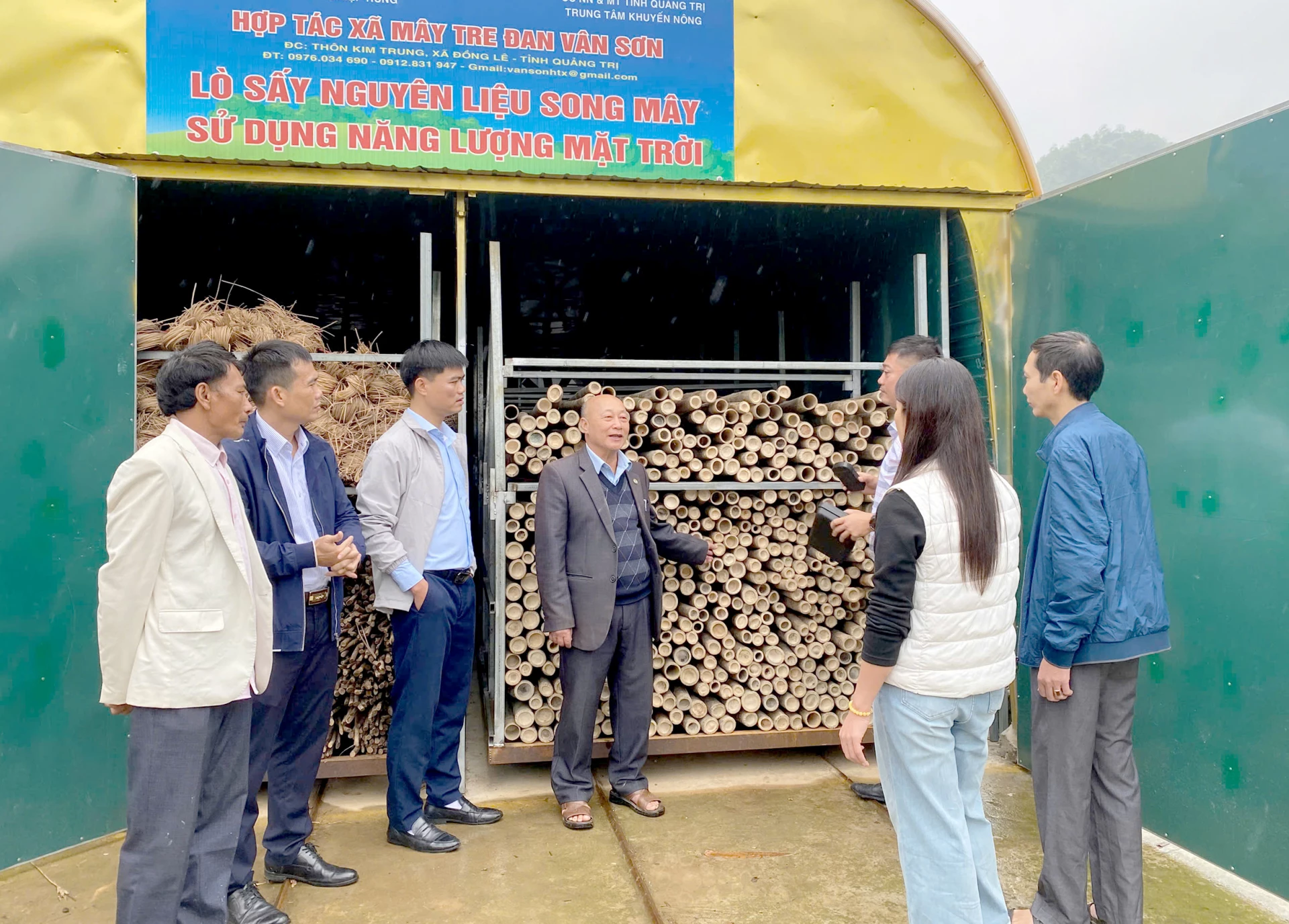 Các học viên tham quan, học tập tại HTX Mây tre đan Vân Sơn-Ảnh: T.Long.