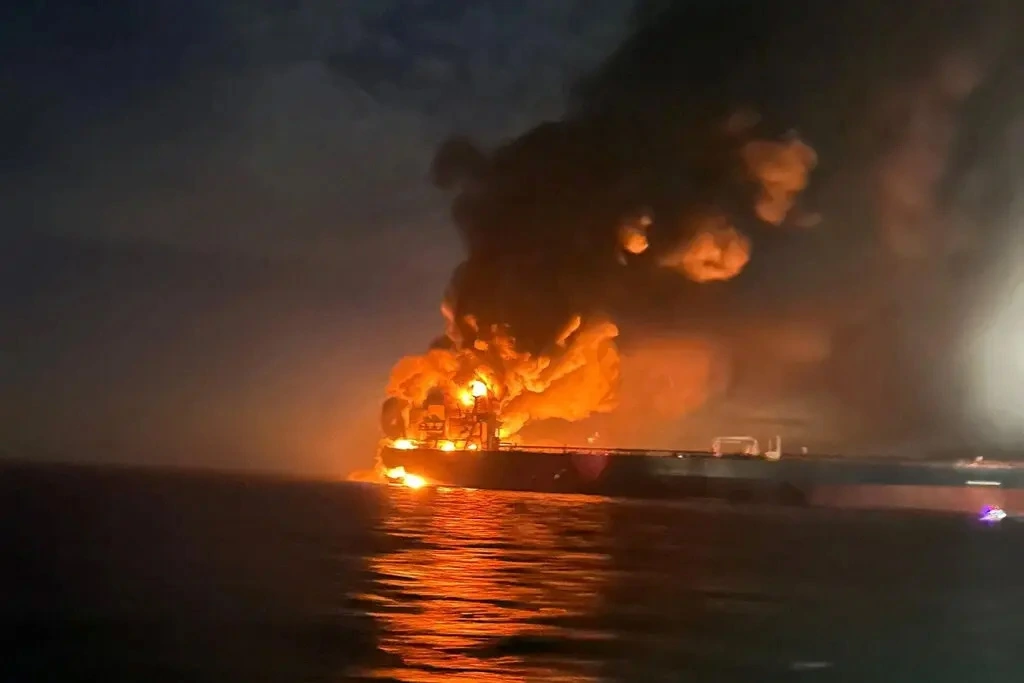 Một tàu chở dầu bốc cháy sau các cuộc tấn công ở Biển Đen, gần eo biển Bosphorus, hồi tháng 11/2025. Ảnh:Tổng cục Hàng hải Thổ Nhĩ Kỳ/Reuters