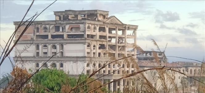 Tòa nhà của cư dân ở tỉnh Pursat (Campuchia) bị phá hủy trong vụ xung đột biên giới Campuchia-Thái Lan, ngày 13/12/2025. Ảnh: THX/TTXVN