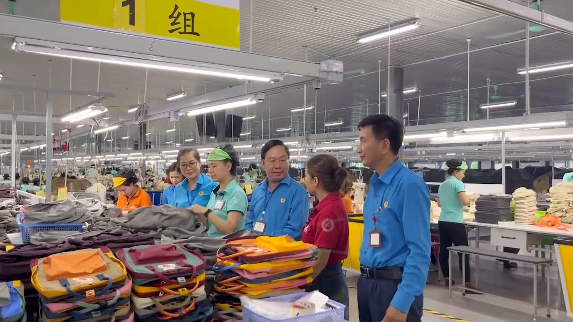 Chủ tịch Liên đoàn Lao động tỉnh Quảng Trị Nguyễn Thế Lập (người ở giữa) thăm cơ sở sản xuất, kinh doanh - Ảnh: L.M