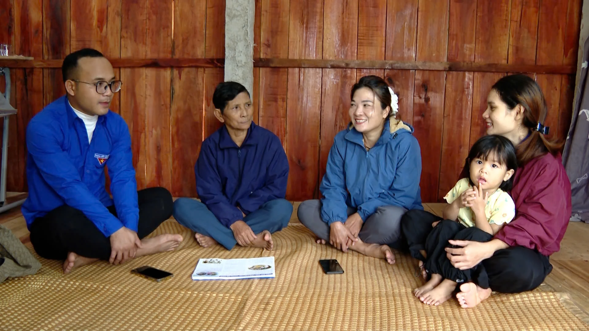 Đoàn Thanh niên cùng với người có uy tín tuyên truyền về phòng chống tảo hôn và hôn nhân cận huyết - Ảnh: P.Q