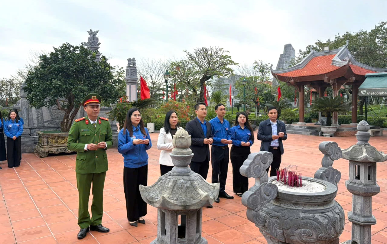 Đại diện lãnh đạo phường Đồng Hới và các đơn vị dâng hương tại Đền thờ Bác Hồ và các anh hùng liệt sĩ tỉnh Quảng Trị. Ảnh: H.Tr.