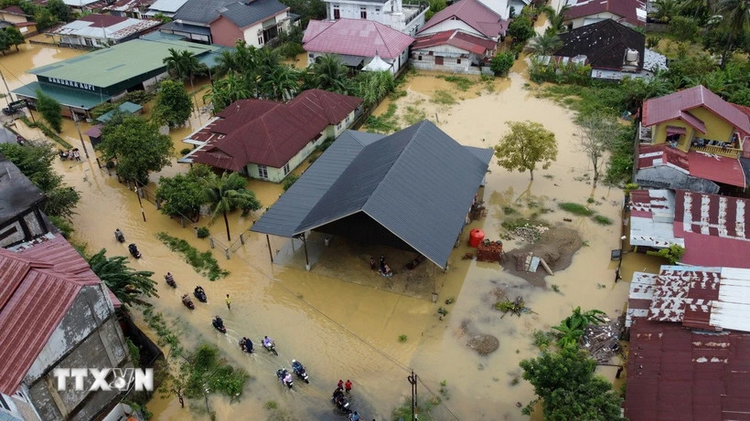 Khu vực bị ngập lụt tại tỉnh Aceh, Indonesia ngày 27/11/2025. (Ảnh: THX/TTXVN)