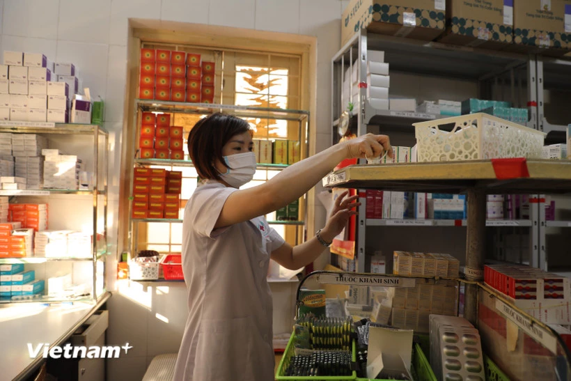 Nhân viên y tế làm công tác cấp phát thuốc. (Ảnh: PV/Vietnam+)