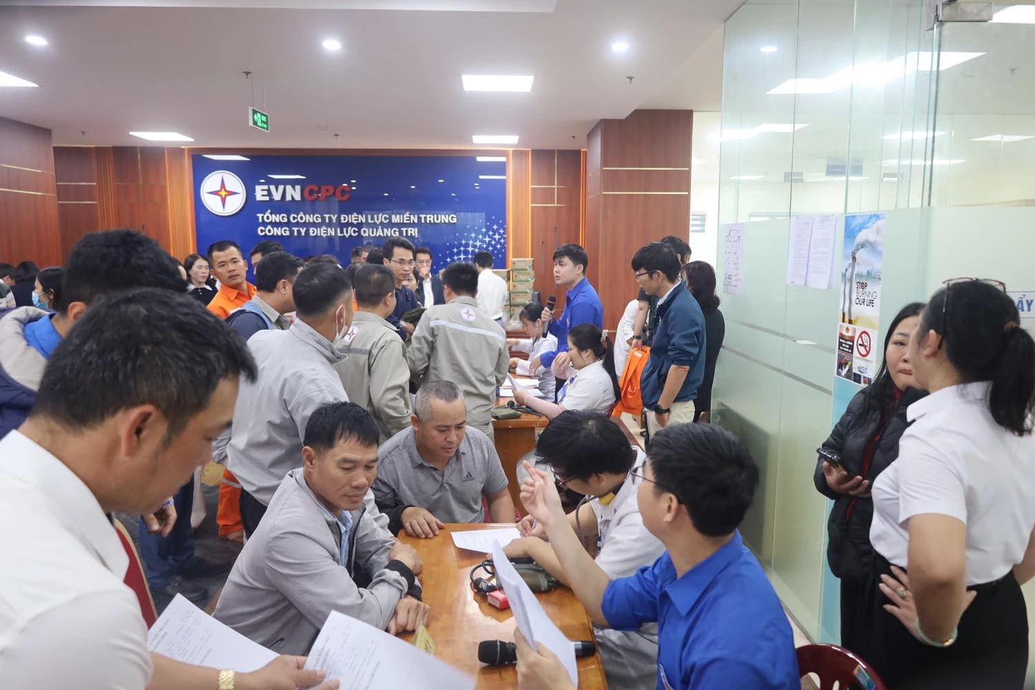 Các tình nguyện viên tham gia hiến máu ở Tuần lễ hồng EVN lần thứ XI năm 2025 do PC Quảng Trị phối hợp tổ chức.