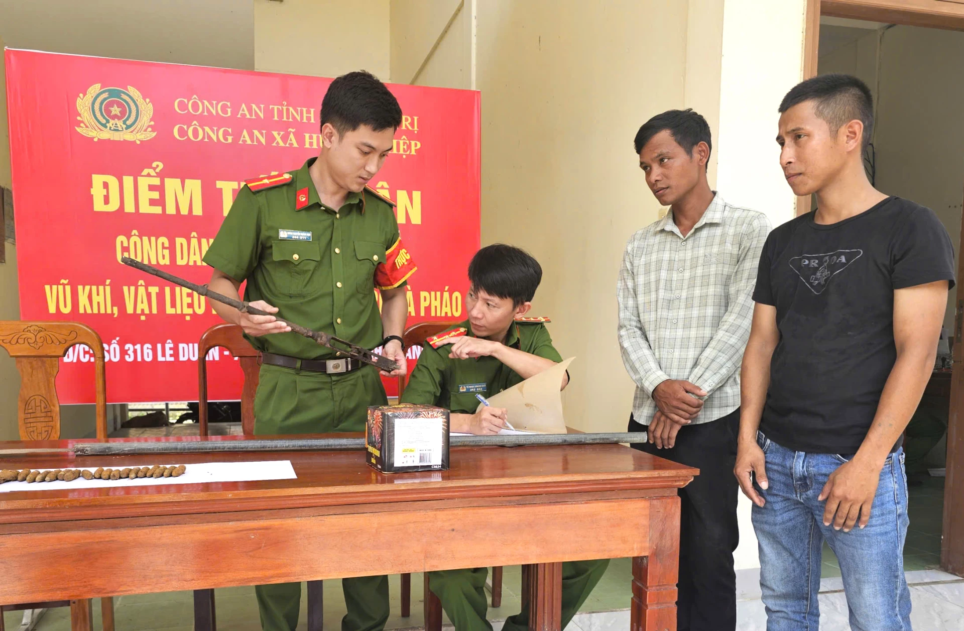 Người dân tự nguyện đến nộp vũ khí, vật liệu nổ tại trụ sở Công an xã Hướng Hiệp - Ảnh: T.K