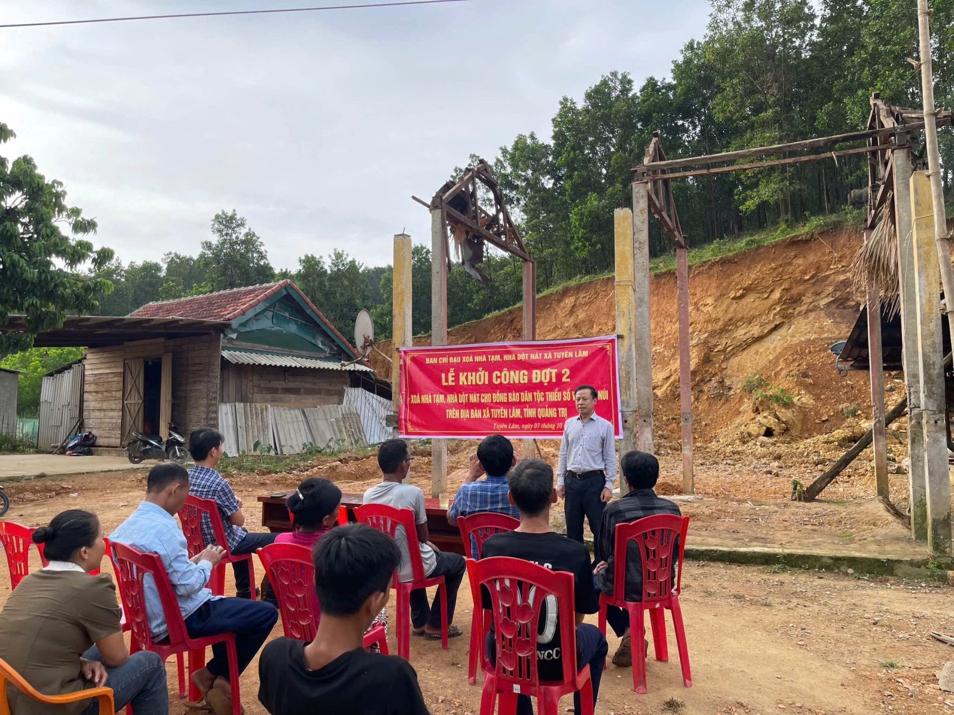 Lễ khởi công đợt 2 chương trình xóa nhà tạm, nhà dột nát cho đồng bào dân tộc thiểu số và miền núi xã Tuyên Lâm - Ảnh: T.H