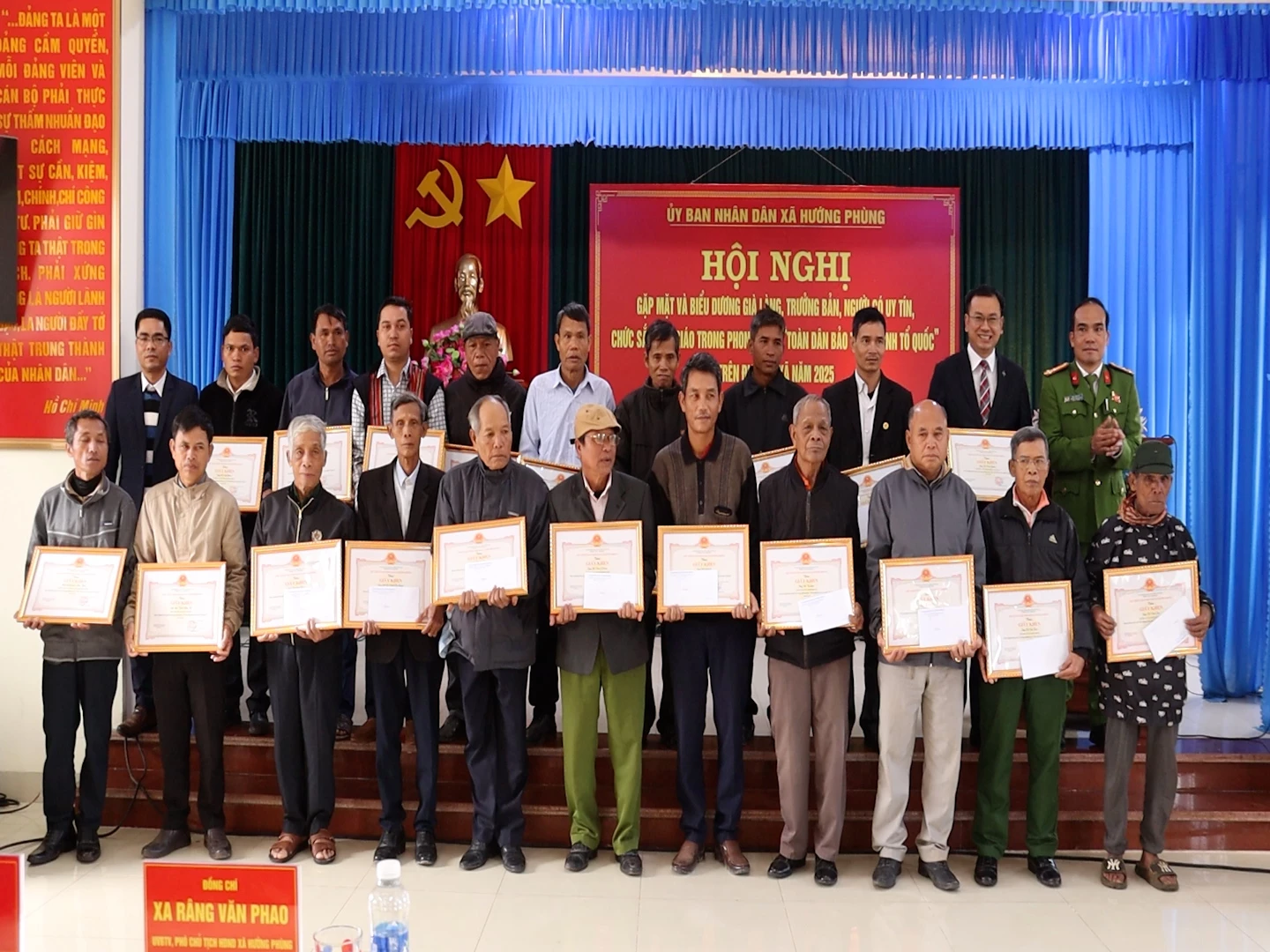 UBND xã Hướng Phùng khen thưởng cho 20 già làng, trưởng bản, người có uy tín, tiêu biểu - Ảnh Hoàng Hùng