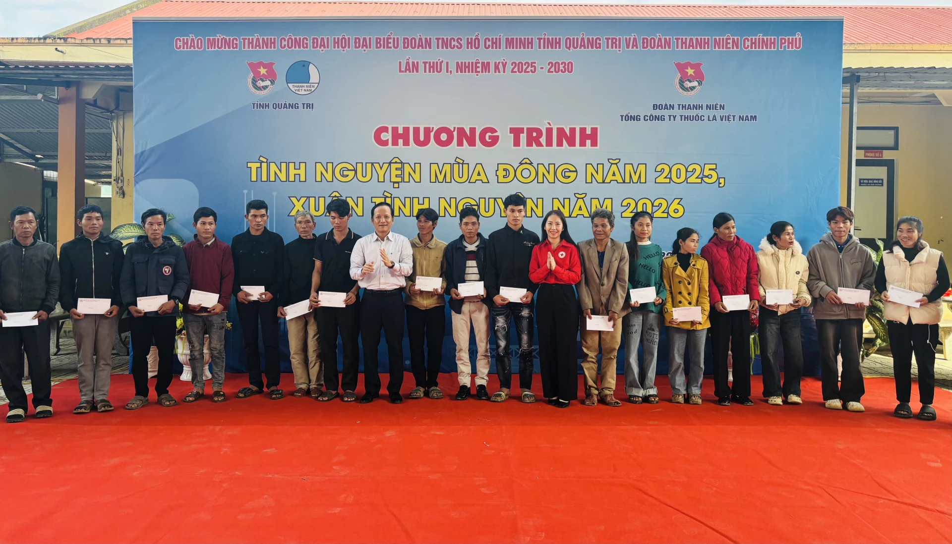 Trao quà cho các hộ gia đình khó khăn trên địa bàn xã Kim Ngân - Ảnh: K.H