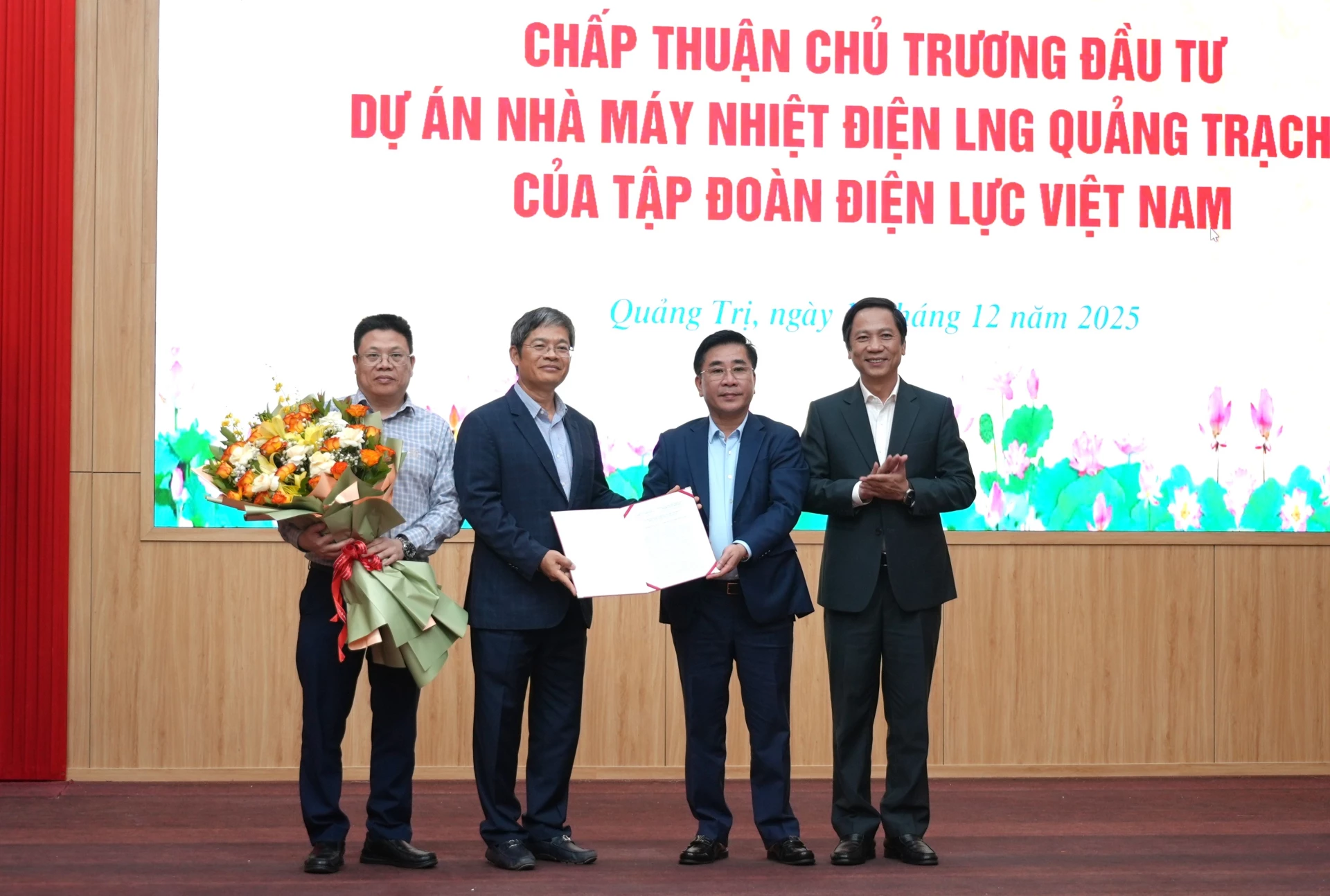 Đồng chí Hoàng Nam, Phó Chủ tịch Thường trực UBND tỉnh trao quyết định chấp thuận chủ trương đầu tư cho lãnh đạo Tập đoàn Điện lực Việt Nam - Ảnh: Trung Đức