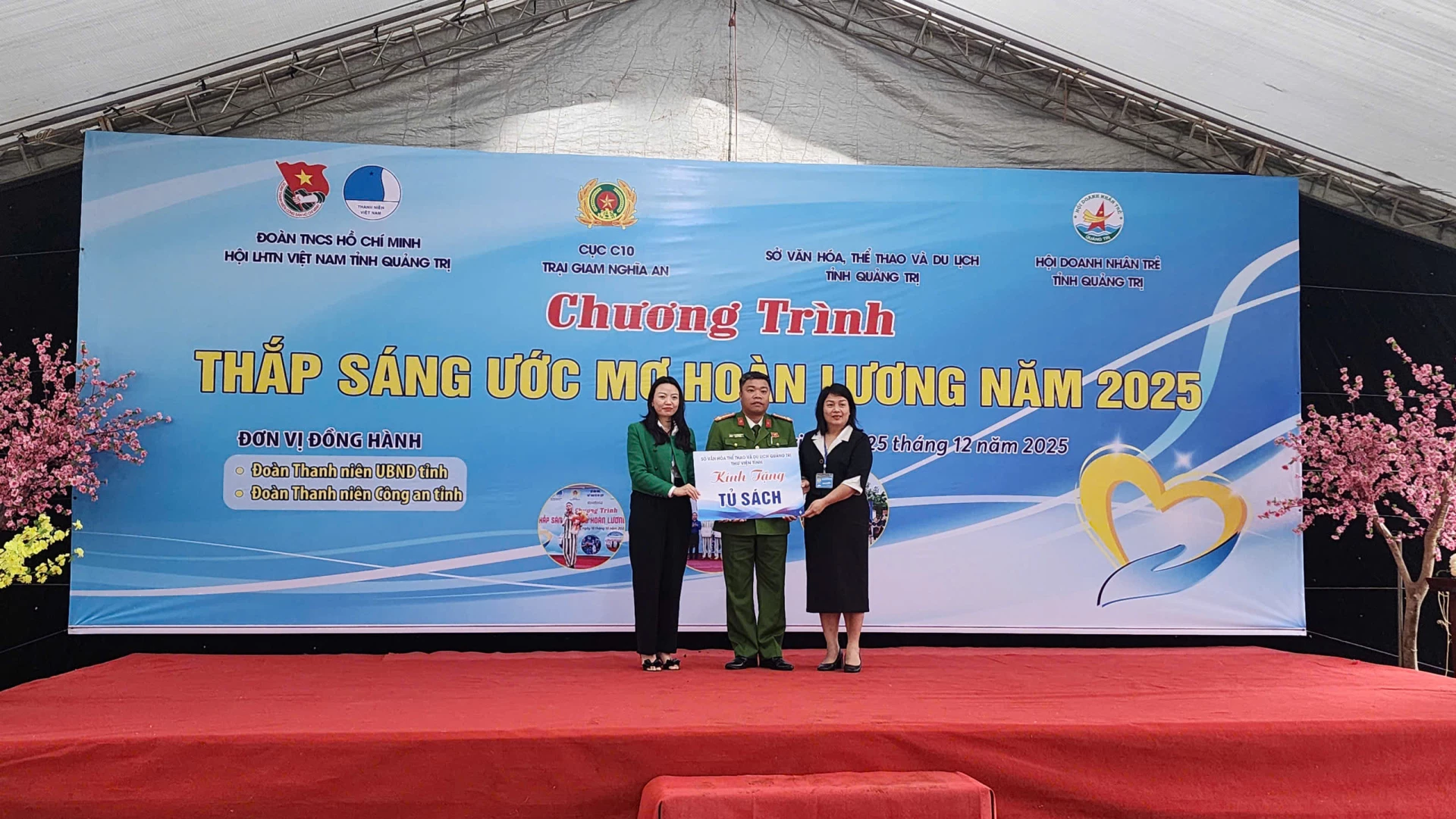 Sở Văn hoá, Thể thao và Du lịch trao tặng tủ sách cho trại giam Nghĩa An - Ảnh: TH