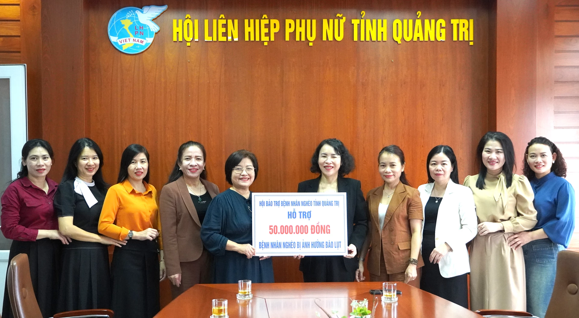 Hội Bảo trợ bệnh nhân nghèo tỉnh trao tượng trưng số tiền 50 triệu đồng hỗ trợ bệnh nhân nghèo bị ảnh hưởng do bão lụt. Ảnh: H.Tr.