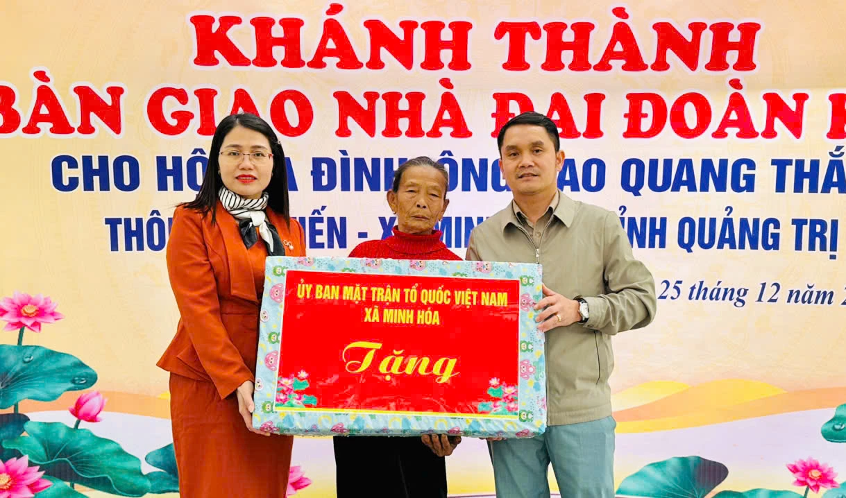 Lãnh đạo Uỷ ban MTTQVN xã Minh Hóa tặng quà chúc mừng gia đình ông Cao Quang Thắm, trú tại thôn Kiều Tiến, xã Minh Hóa.Ảnh - C.T