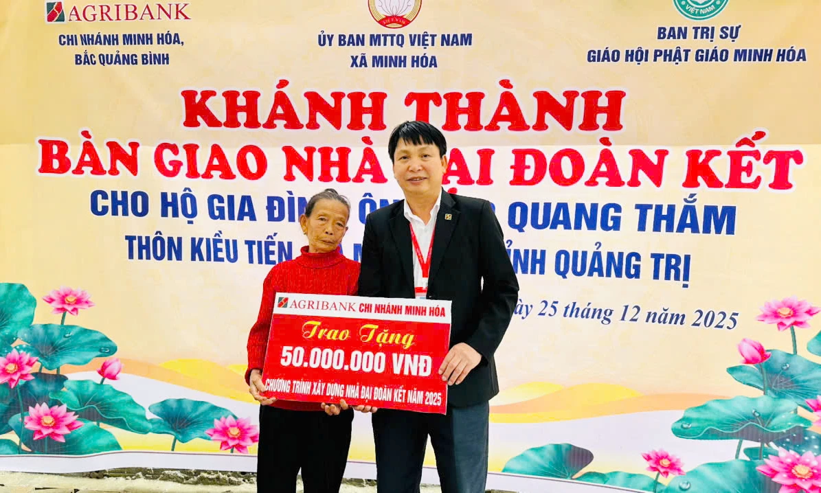Đại diện lãnh đạo Ngân hàng Agribank- chi nhánh Minh Hoá biển tượng trưng hỗ trợ xây nhà “Đại đoàn kết” cho gia đình ông Cao Quang Thắm, trú tại thôn Kiều Tiến, xã Minh Hóa.Ảnh – C.T

