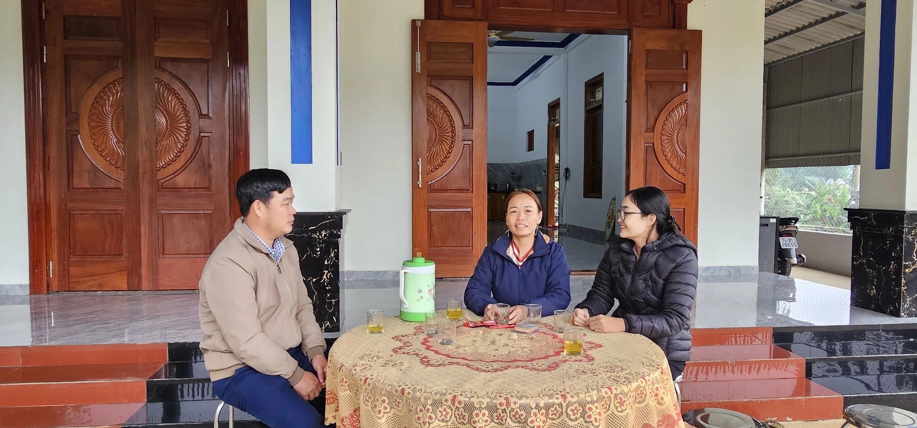 Trưởng thôn Lan Đình, xã Gio Linh Nguyễn Toán (bên trái) sâu sát cơ sở để nắm bắt thông tin, động viên bà con phát triển kinh tế - Ảnh: T.T