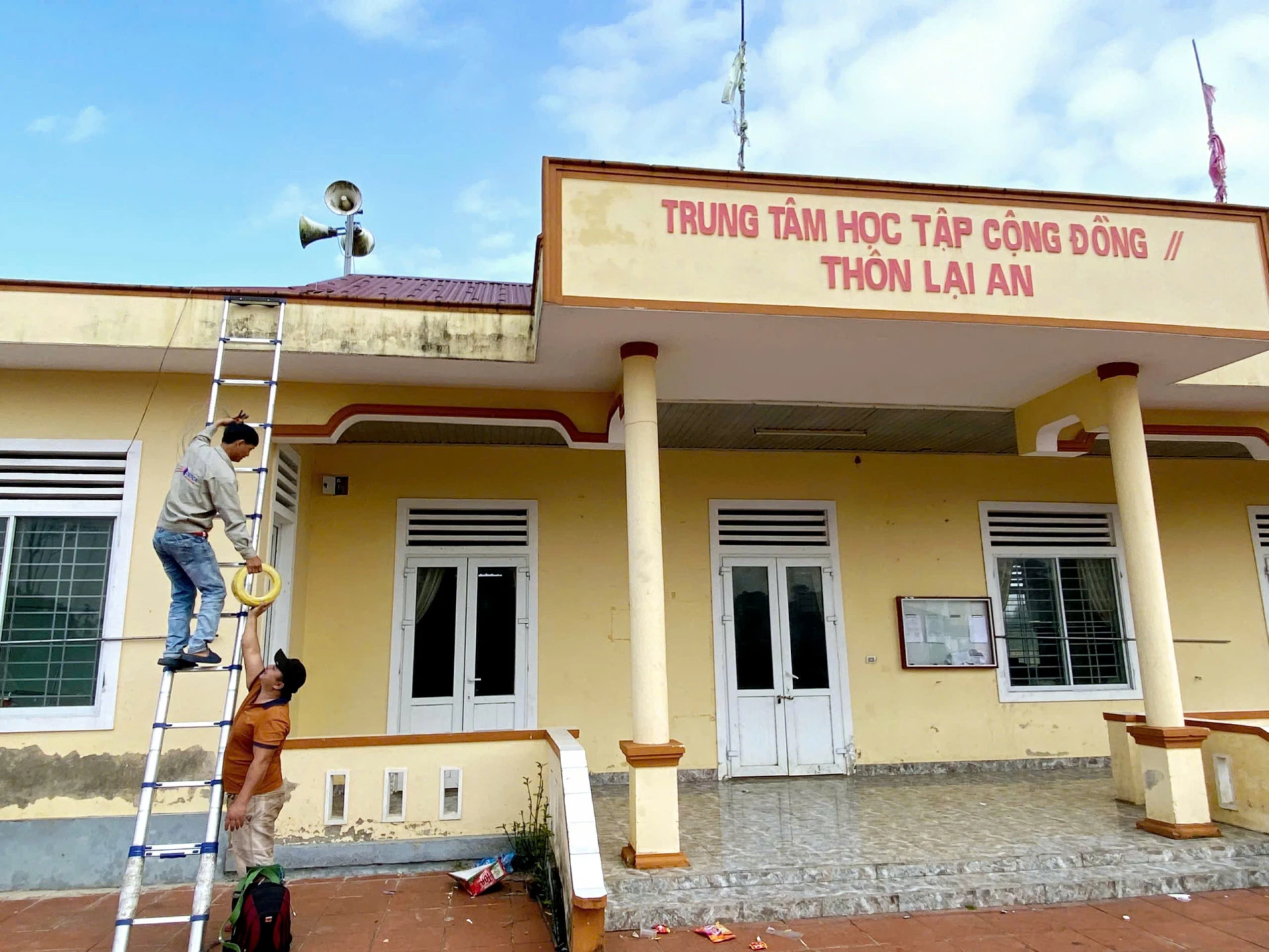 Triển khai lắp đặt bổ sung cụm loa truyền thanh tại thôn Lại An, xã Gio Linh để nâng cao chất lượng truyền thanh - Ảnh: Q.L