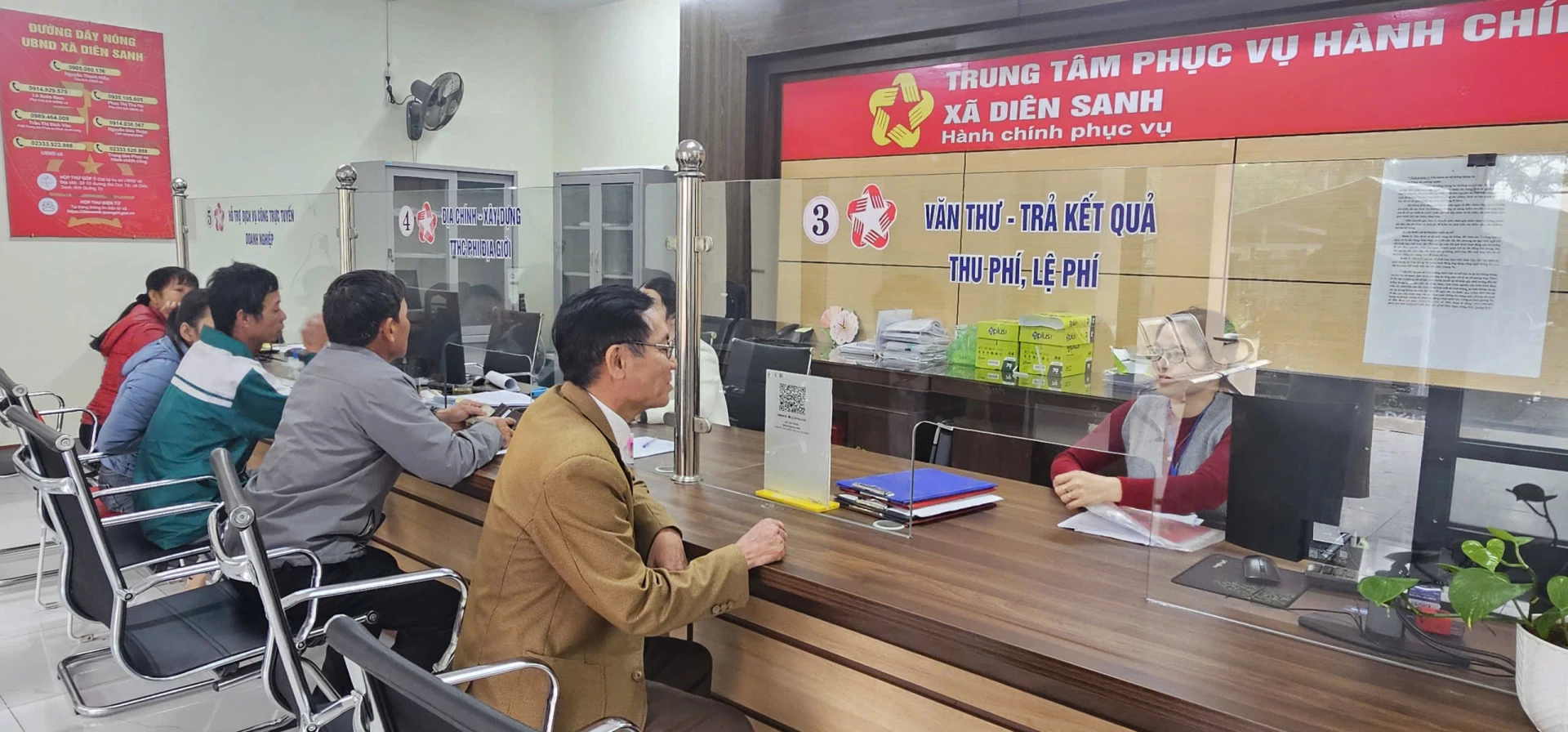 Trung tâm Phục vụ hành chính công xã Diên Sanh tích cực ứng dụng chuyển đổi số để hỗ trợ người dân - Ảnh: B.B