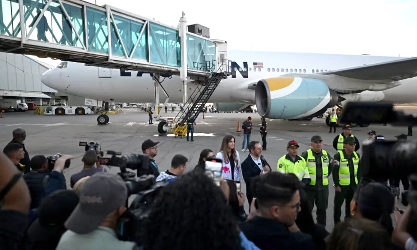 Ngoại trưởng Venezuela Yvan Gil phát biểu trước một chiếc máy bay chở những người di cư Venezuela bị hồi hương từ Mỹ. Ảnh: Getty Images