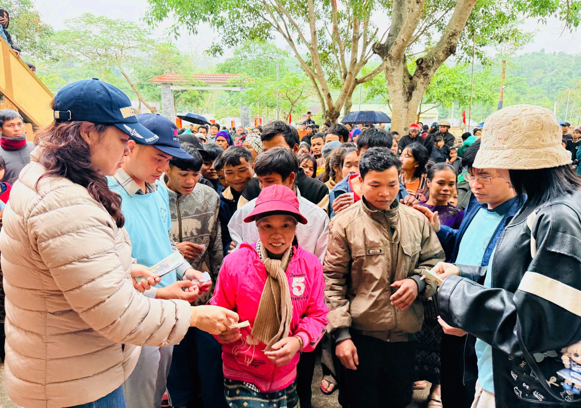 Các nhóm thiện nguyện trao quà tặng cho bà con xã Thượng Trạch - Ảnh: T.T