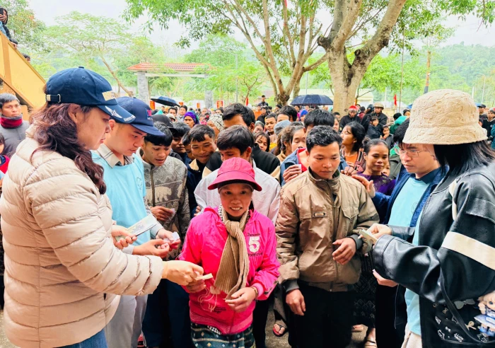 Trao tặng hơn 700 phần quà cho người dân xã Thượng Trạch