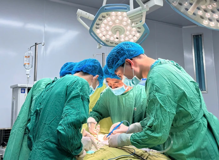 Điều trị thành công cho cháu bé 26 tháng tuổi bị u nang lớn sau phúc mạc