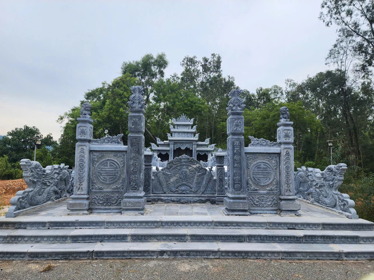 Lăng mộ hai vị công thần - Ảnh: M.T