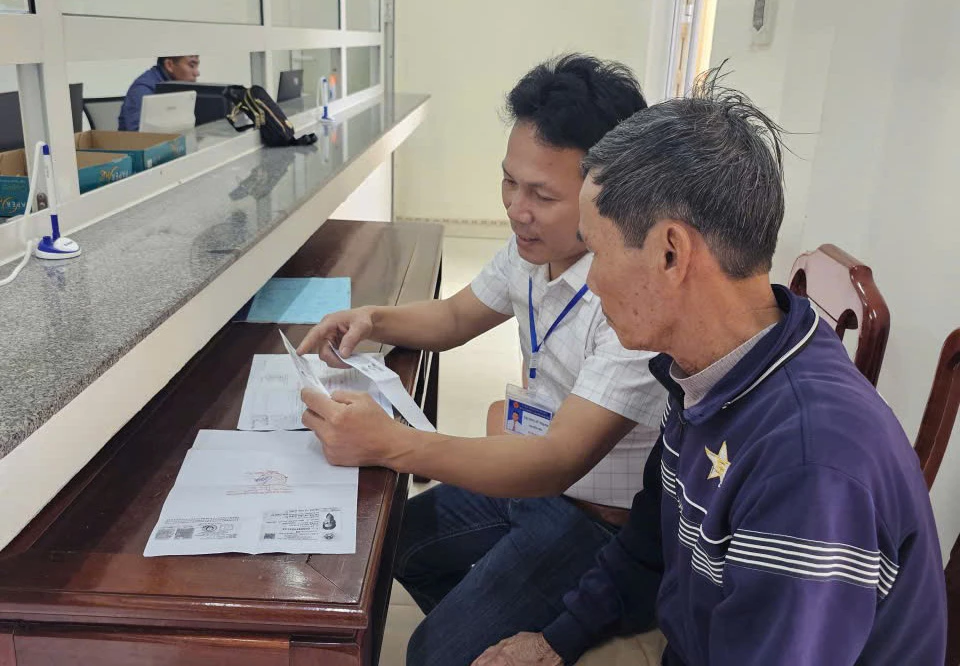 Cán bộ xã Mỹ Thủy tận tâm hướng dẫn người dân thực hiện thủ tục hành chính - Ảnh: M.T