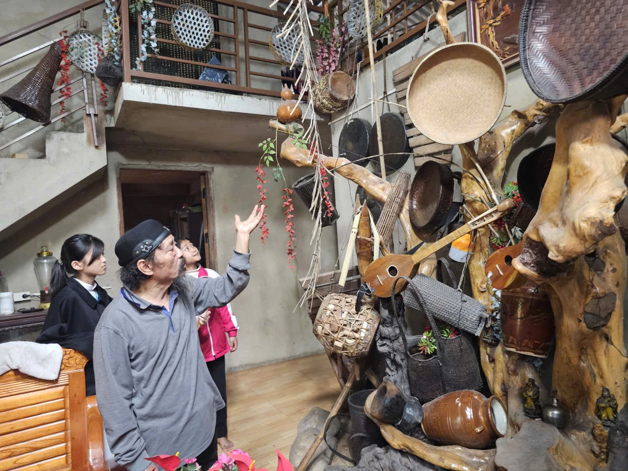 Giới thiệu các nhạc cụ truyền thống của người Pa Kô, Vân Kiều - Ảnh: M.T