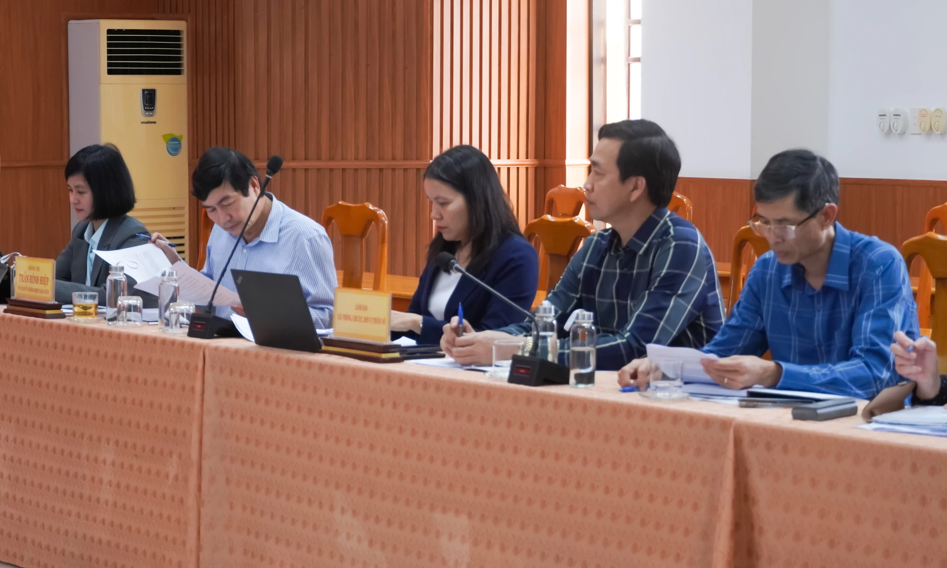 Các phòng, đơn vị thuộc Sở Nông nghiệp và Môi trường tham dự buổi làm việc - Ảnh: N.H