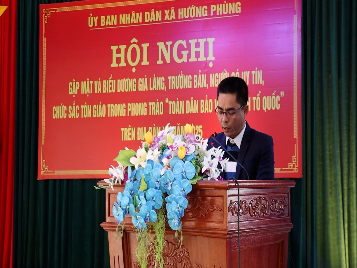 Lãnh đạo xã Hướng Phùng báo cáo tình hình phát triển kinh tế – xã hội, quốc phòng – an ninh năm 2025 - Ảnh Hoàng Hùng