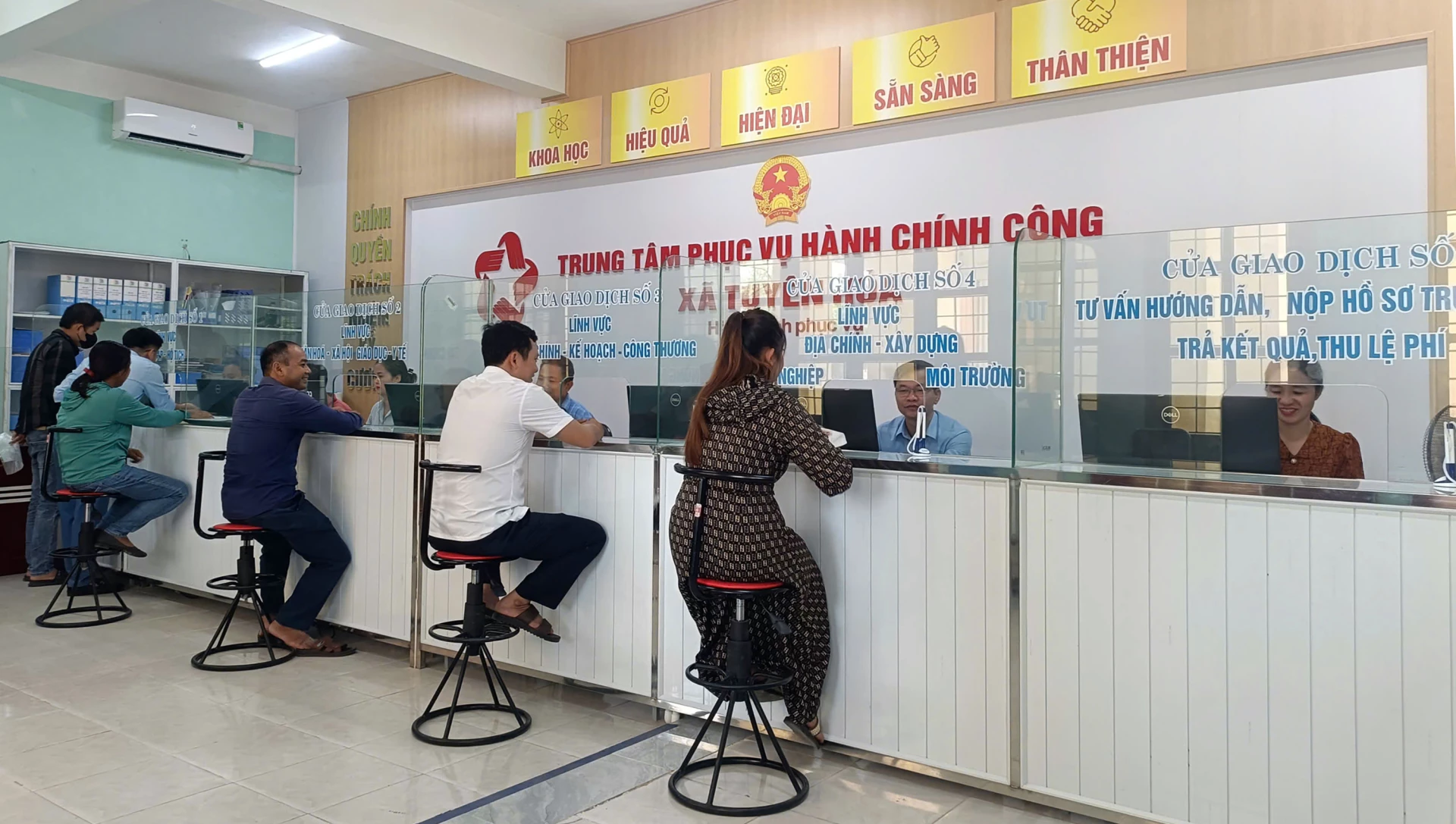 Mô hình chính quyền địa phương hai cấp gia tăng khối lượng công việc tại cấp xã, cần gắn với đẩy mạnh chuyển đổi số để nâng cao hiệu lực, hiệu quả hoạt động - Ảnh: N.M