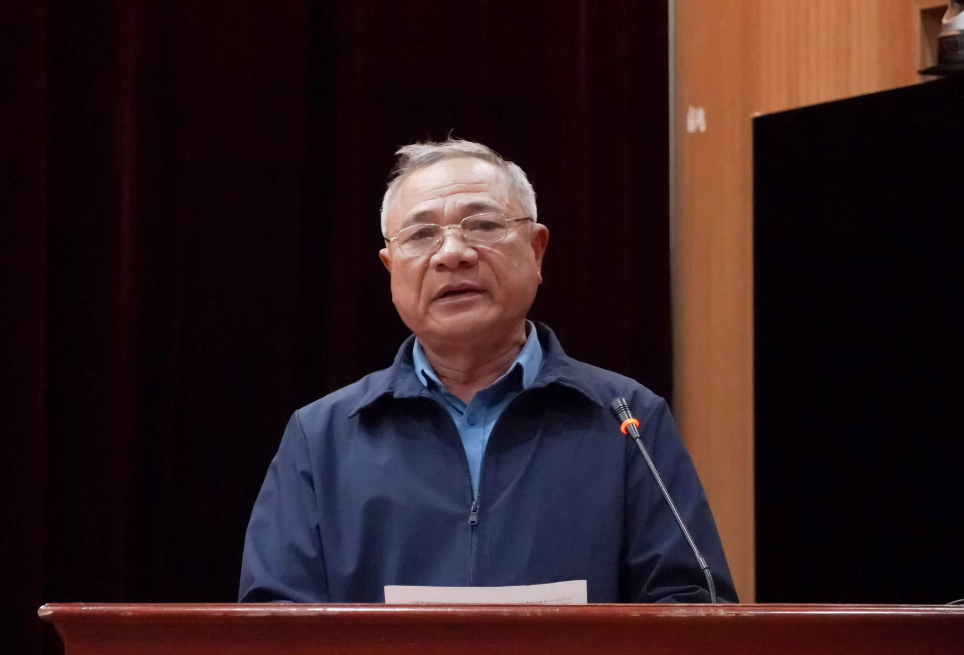 Cử tri phát biểu ý kiến, kiến nghị tại buổi tiếp xúc - Ảnh: N.H