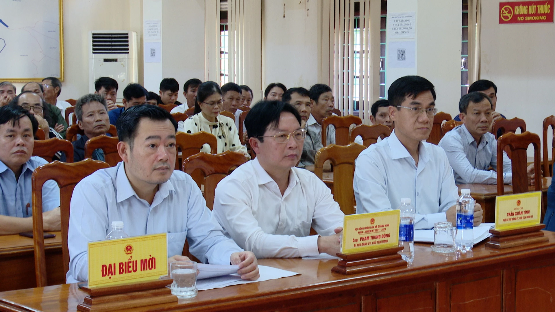 Đại diện lãnh đạo xã Quảng Ninh và cử tri tại buổi tiếp xúc. Ảnh: Quang Ngọc