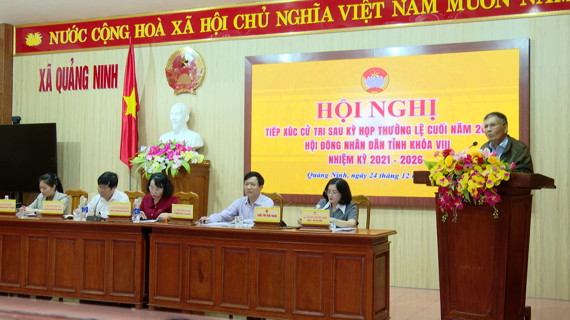 Các đại biểu Hội đồng nhân dân tỉnh lắng nghe ý kiến, kiến nghi của cử tri. Ảnh: Quang Ngọc