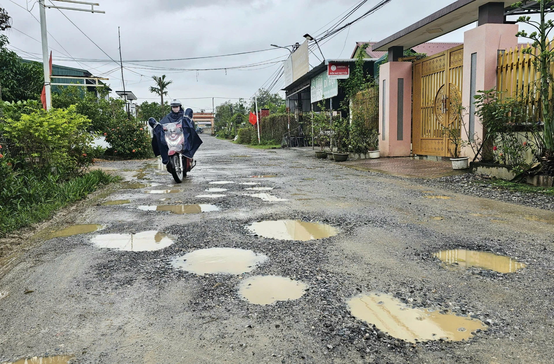 Mặt đường qua thôn Vĩnh An chi chít ổ gà, gây khó khăn và nguy hiểm cho người và phương tiện - Ảnh: L.T