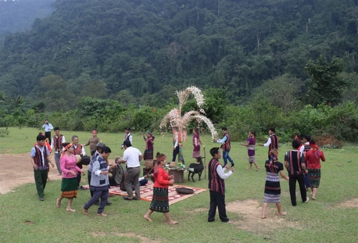 Khi người Bru -Vân Kiều làm du lịch