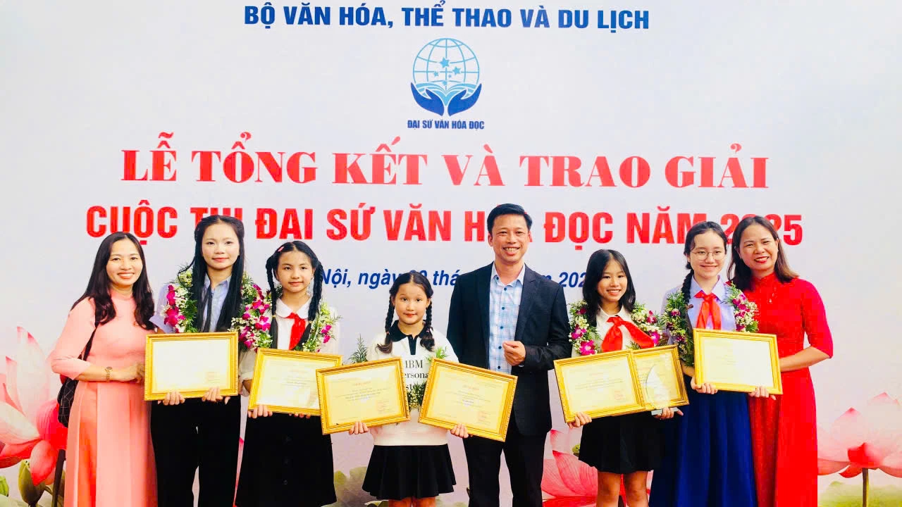 Các em học sinh tỉnh Quảng Trị đạt giải tại cuộc thi Đại sứ Văn hóa đọc năm 2025 - Ảnh: D.H