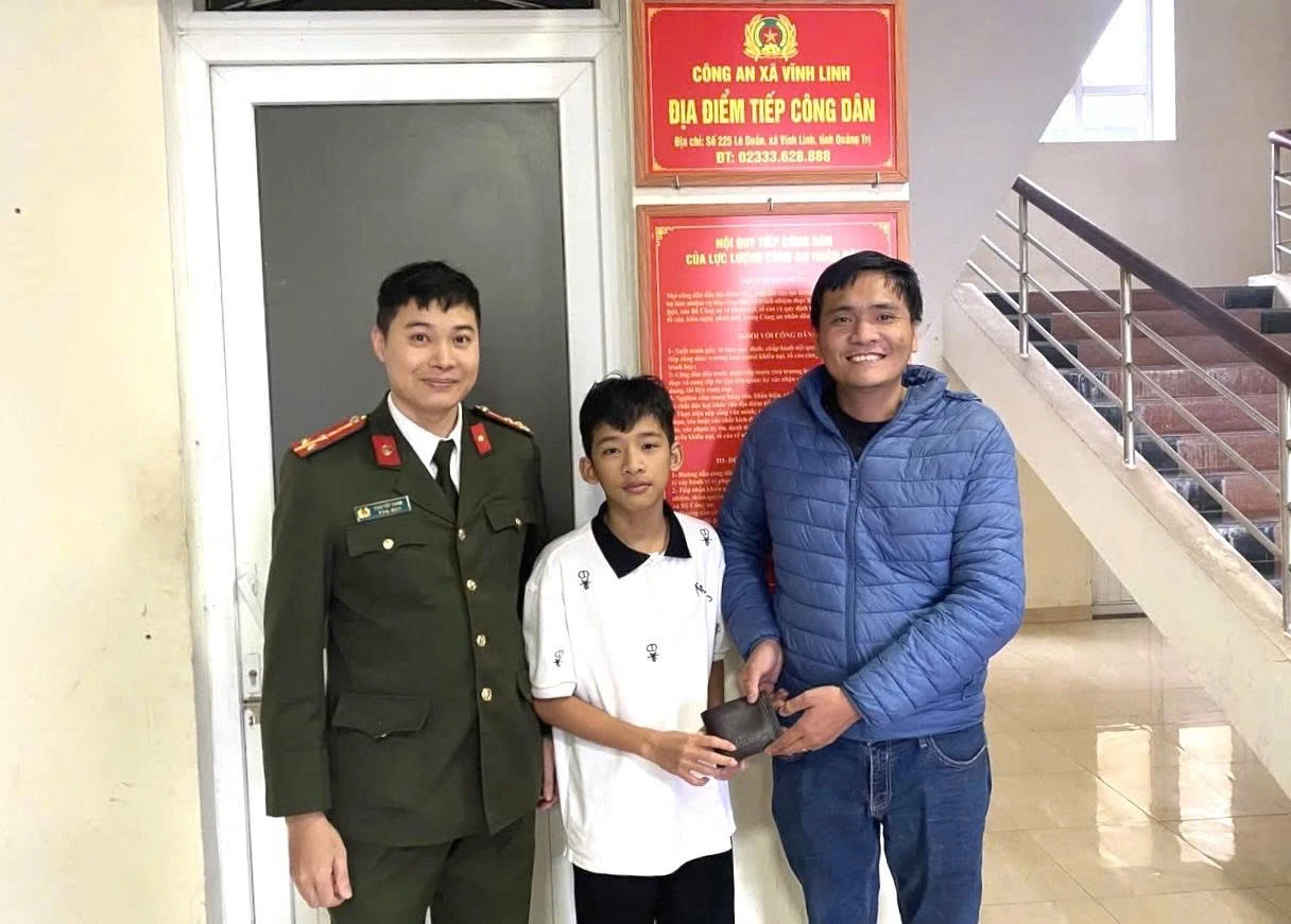 Em và đại diệhn Công an xã Vĩnh Linh trả lại tài sản cho anh