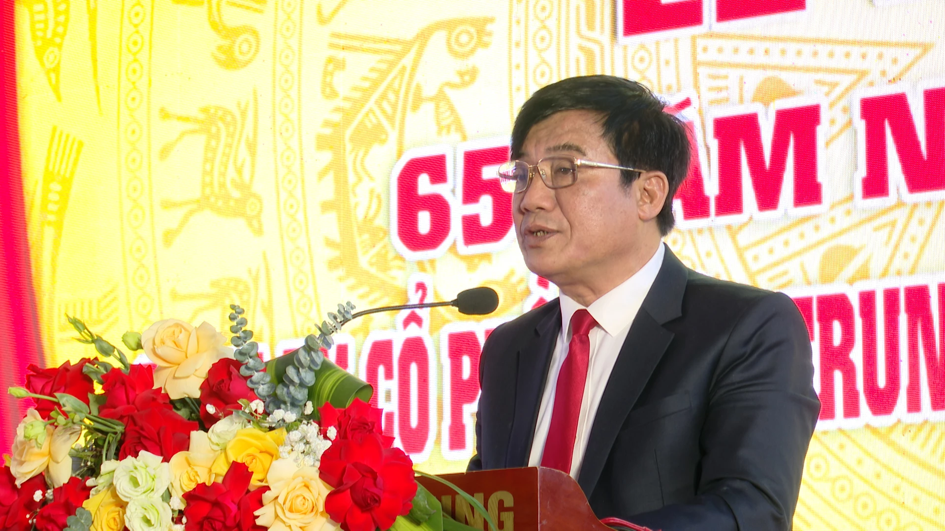 Ông Phan Văn Thành – Bí thư Đảng ủy, Chủ tịch HĐQT Công ty CP Việt Trung đọc diễn văn Lễ kỷ niệm - Ảnh: Quang Ngọc