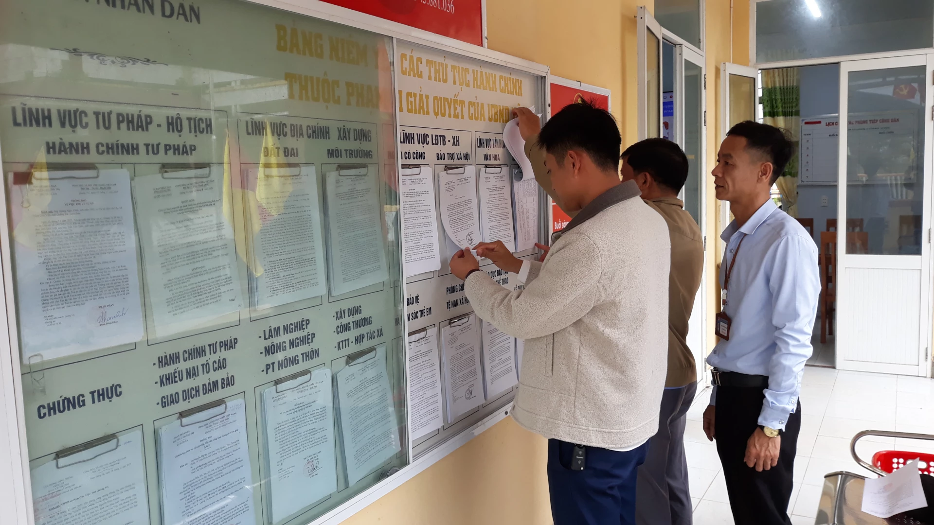 Cán bộ Trung tâm Phục vụ hành chính công xã Nam Cửa Việt hướng dẫn người dân tra cứu các thủ tục hành chính - Ảnh: N.V