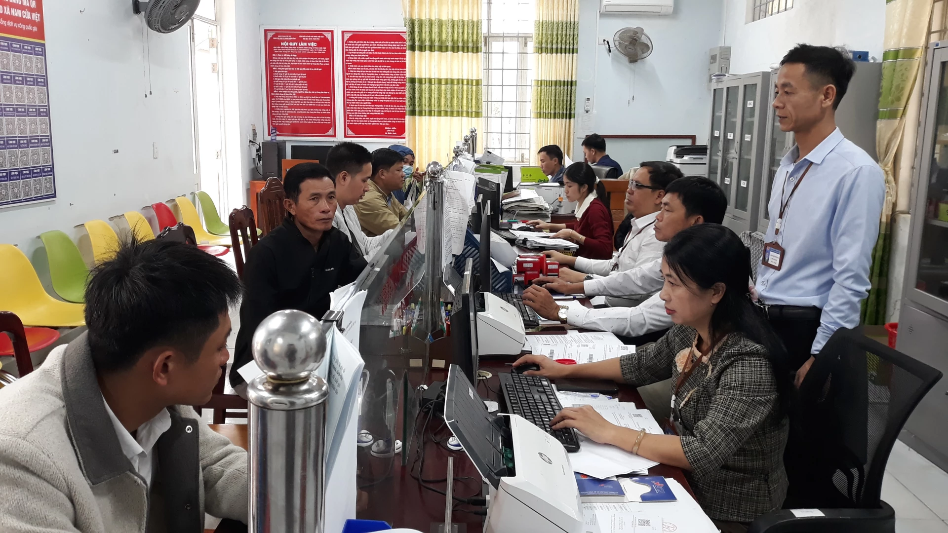 Người dân, doanh nghiệp rất hài lòng khi đến giao dịch tại Trung tâm Phục vụ hành chính công xã Nam Cửa Việt - Ảnh: N.V