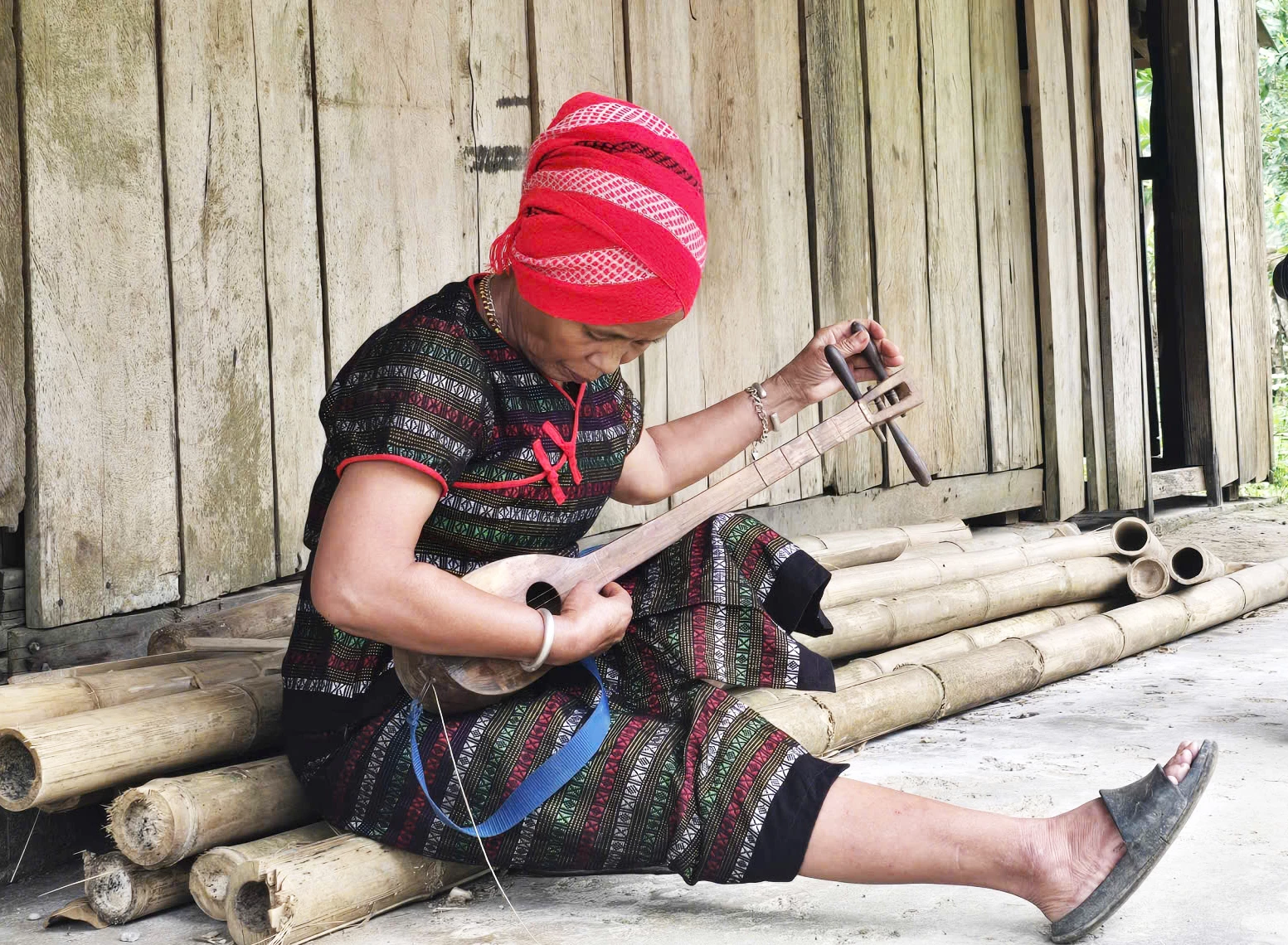 Bà Hồ Thị Mom thường xuyên luyện tập đàn Ta lư để phục vụ du khách - Ảnh: P.P