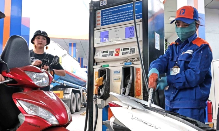 Giá xăng dầu trong nước đồng loạt giảm, RON95-III có giá mới là 20.082 đồng