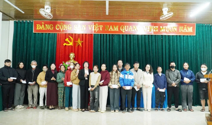 Đại biểu HĐND tỉnh tặng 50 suất quà cho gia đình khó khăn tại xã Cam Lộ, Hiếu Giang