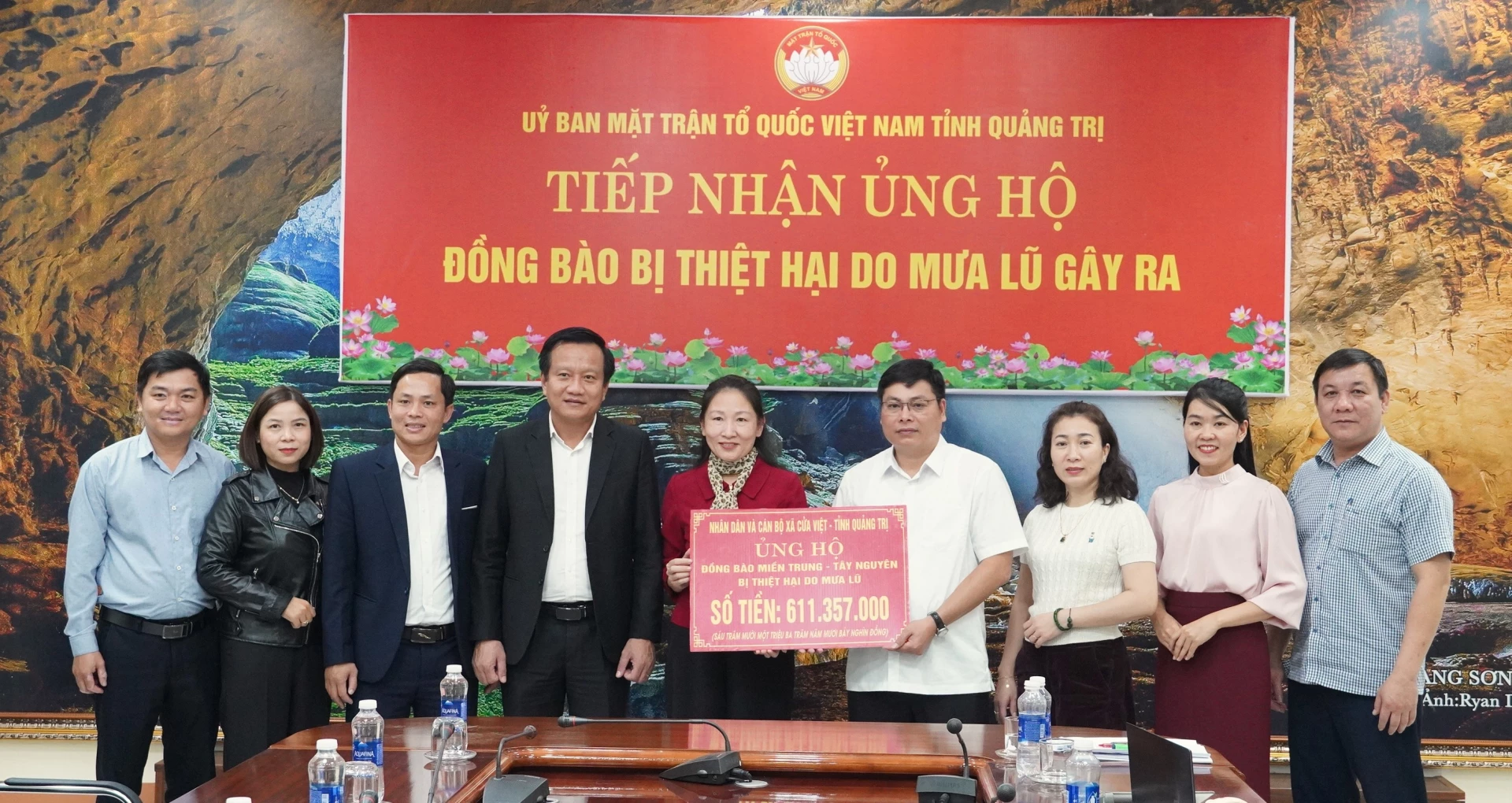 Cán bộ và Nhân dân xã Cửa Việt ủng hộ số tiền trên 611,3 triệu đồng - Ảnh: QV