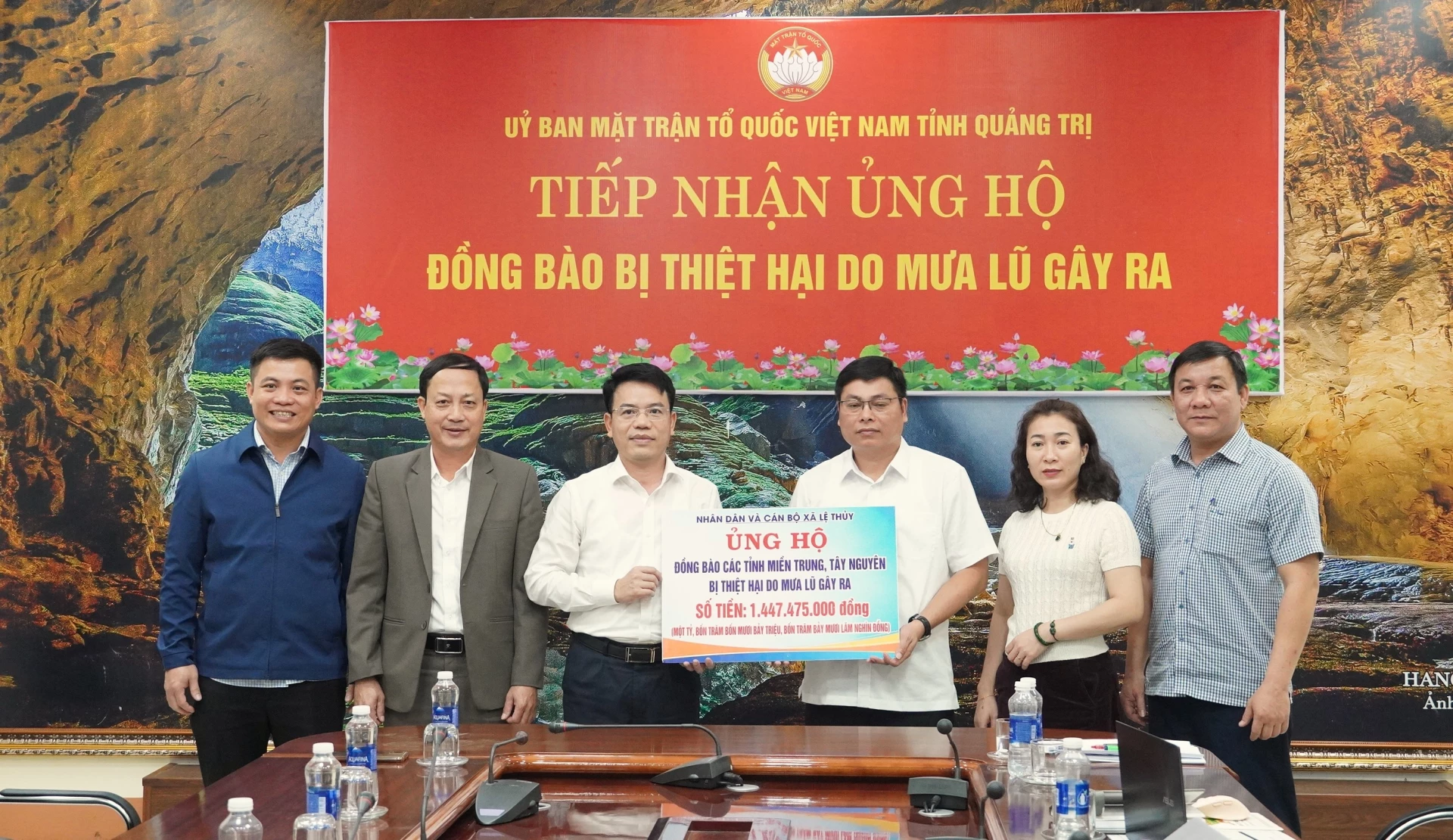 Cán bộ và Nhân dân xã Lệ Thủy ủng hộ số tiền trên 1,4 tỉ đồng - Ảnh: QV