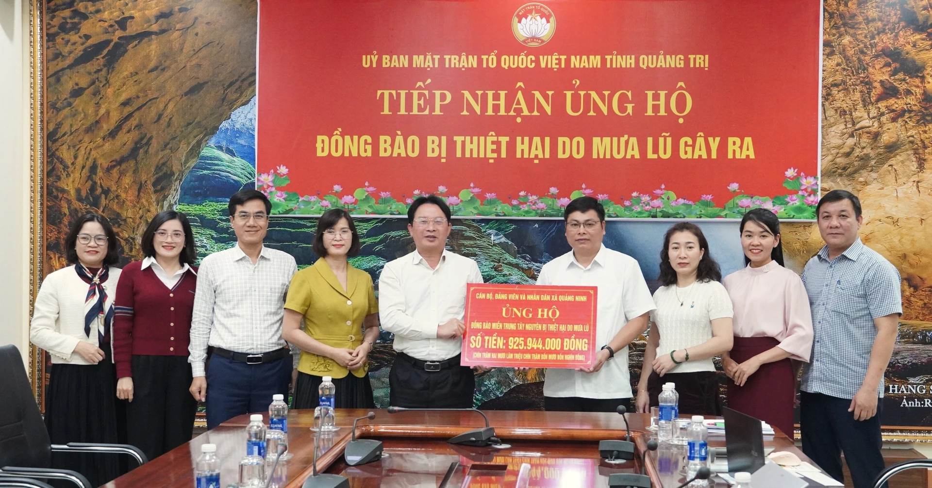 Cán bộ và Nhân dân xã Quảng Ninh ủng hộ số tiền gần 926 triệu đồng - Ảnh: QV