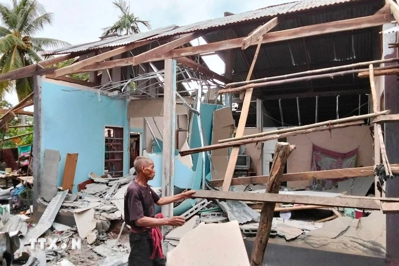 Một ngôi nhà ở tỉnh Ubon Ratchathani, Thái Lan, bị phá hủy do trúng đạn pháo trong xung đột biên giới với Campuchia. (Nguồn: THX/TTXVN)