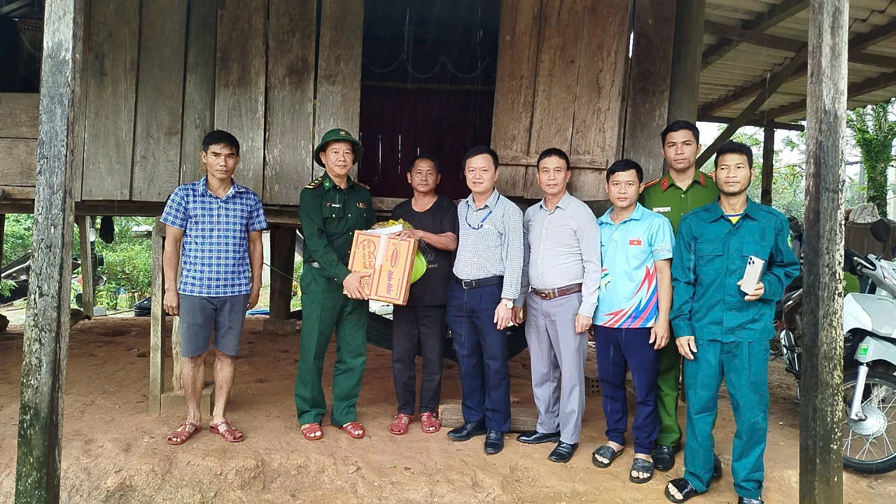 Cán bộ xã Kim Ngân luôn quan tâm đến các hộ gia đình khó khăn - Ảnh: N.H