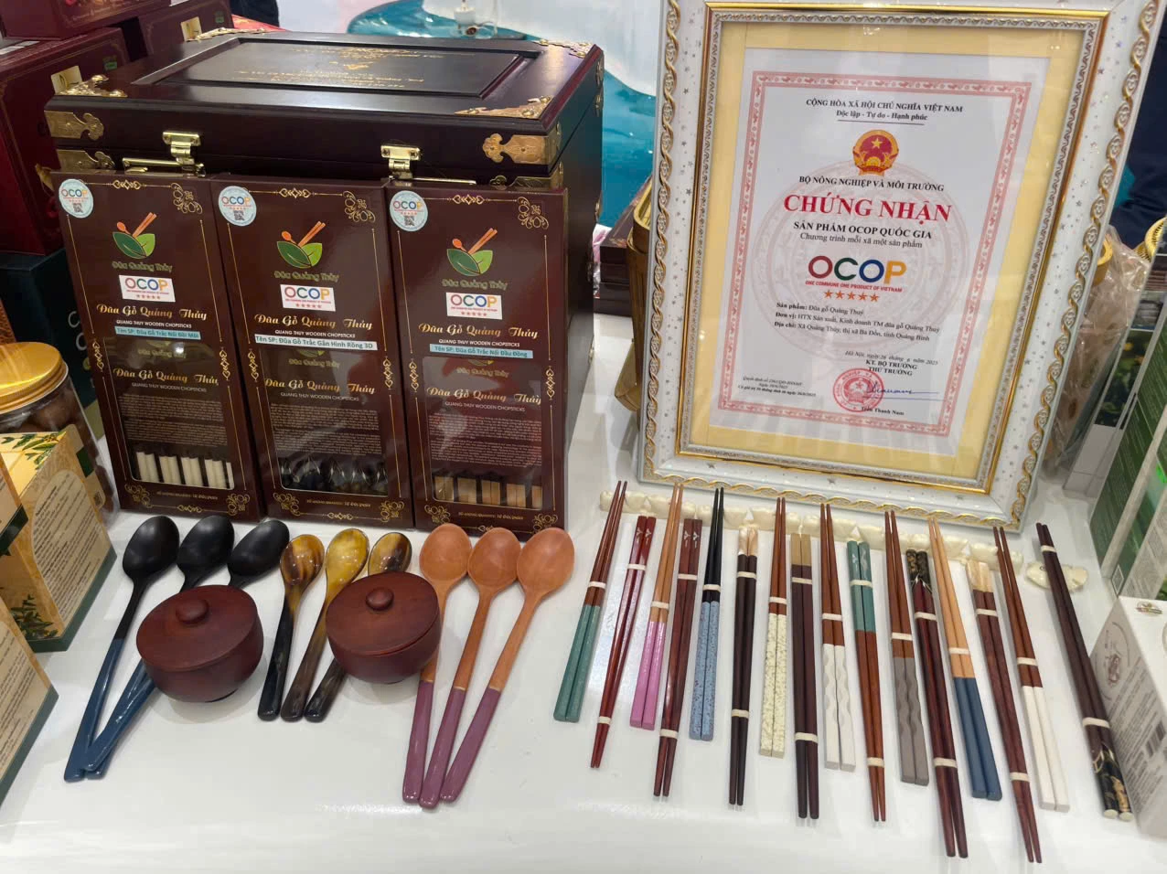 Những sản phẩm nổi bật của HTX SXKDTM đũa gỗ Quảng Thủy - Ảnh: M.N